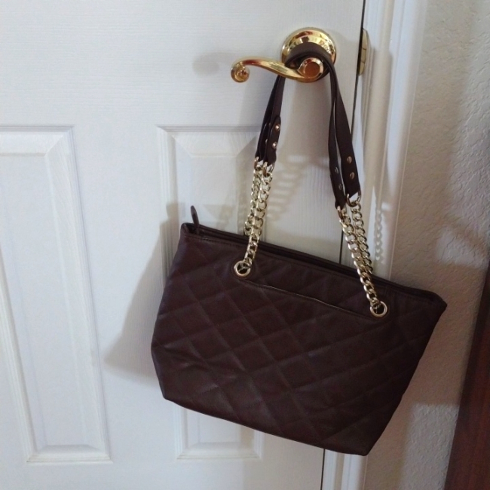 Brown quilted handbag with gold chain